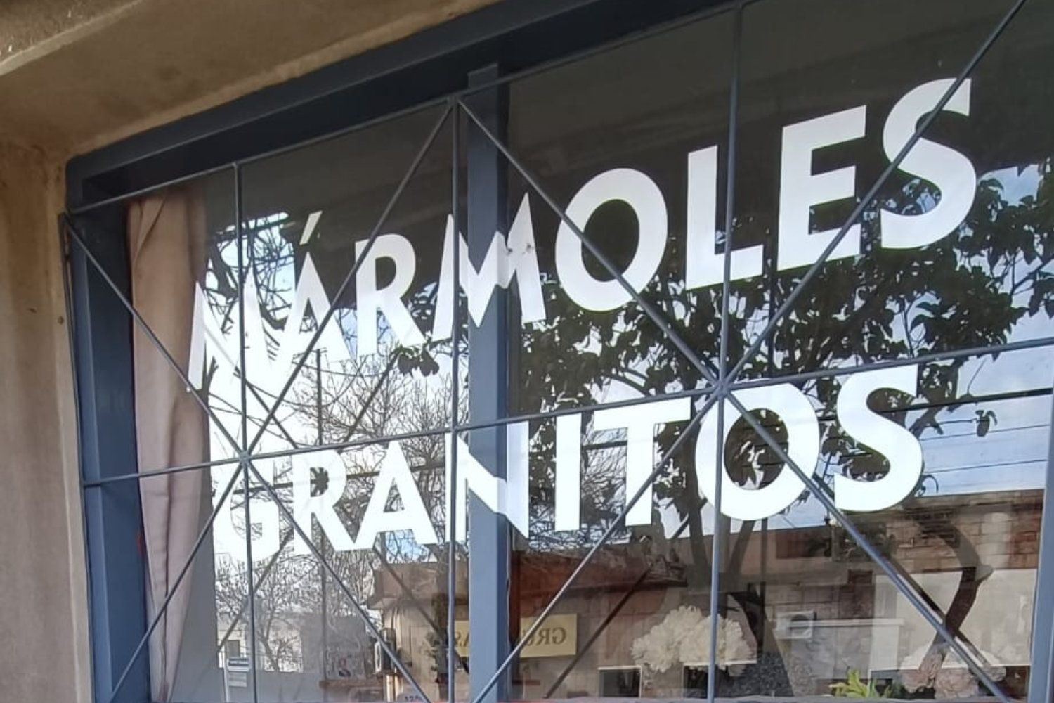 Showroom de mármoles y granitos para lápidas y monumentos fúnebres